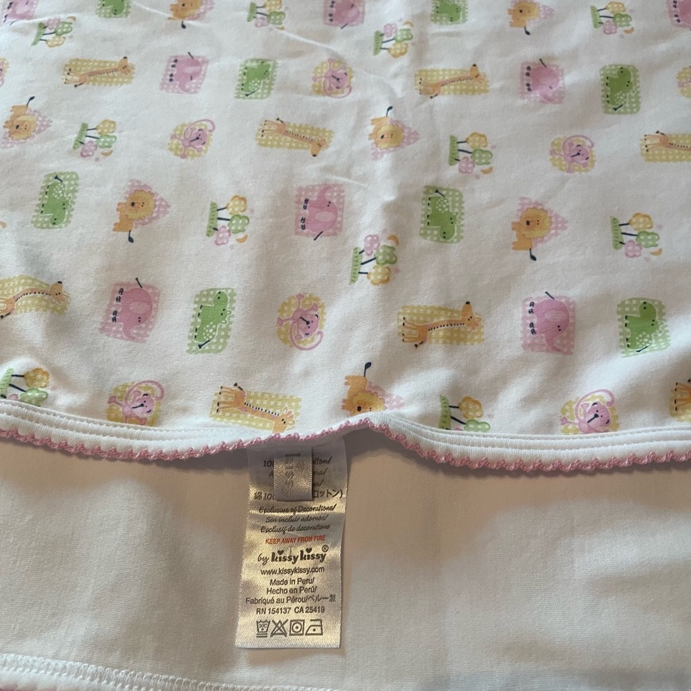 Baby gift set. Blanket, smocked rose hat & bib. Kissy Kissy brand. Baby girl - Picture 3 of 10